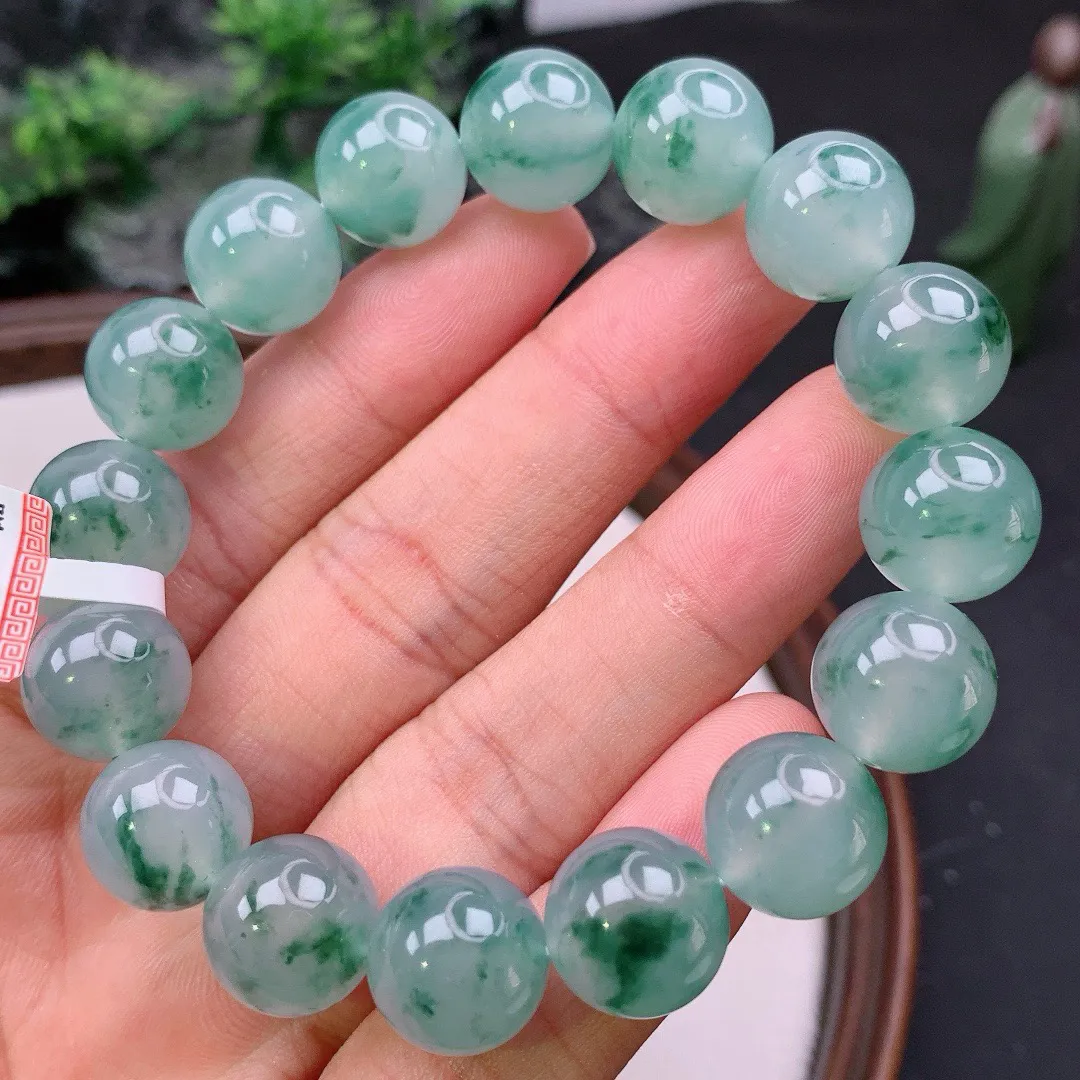 天然A货翡翠冰飘花起胶圆珠手串
尺寸13mm  重59.15g