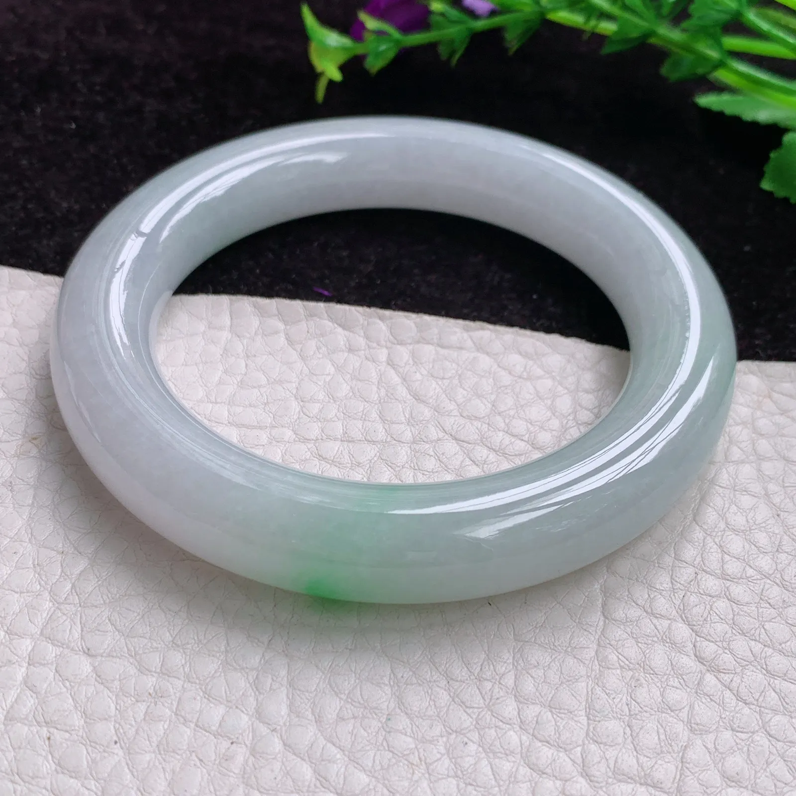 sza实拍 胖圆镯 56.8*12缅甸翡翠胶感飘绿花圆条翡翠玉手镯 美人镯