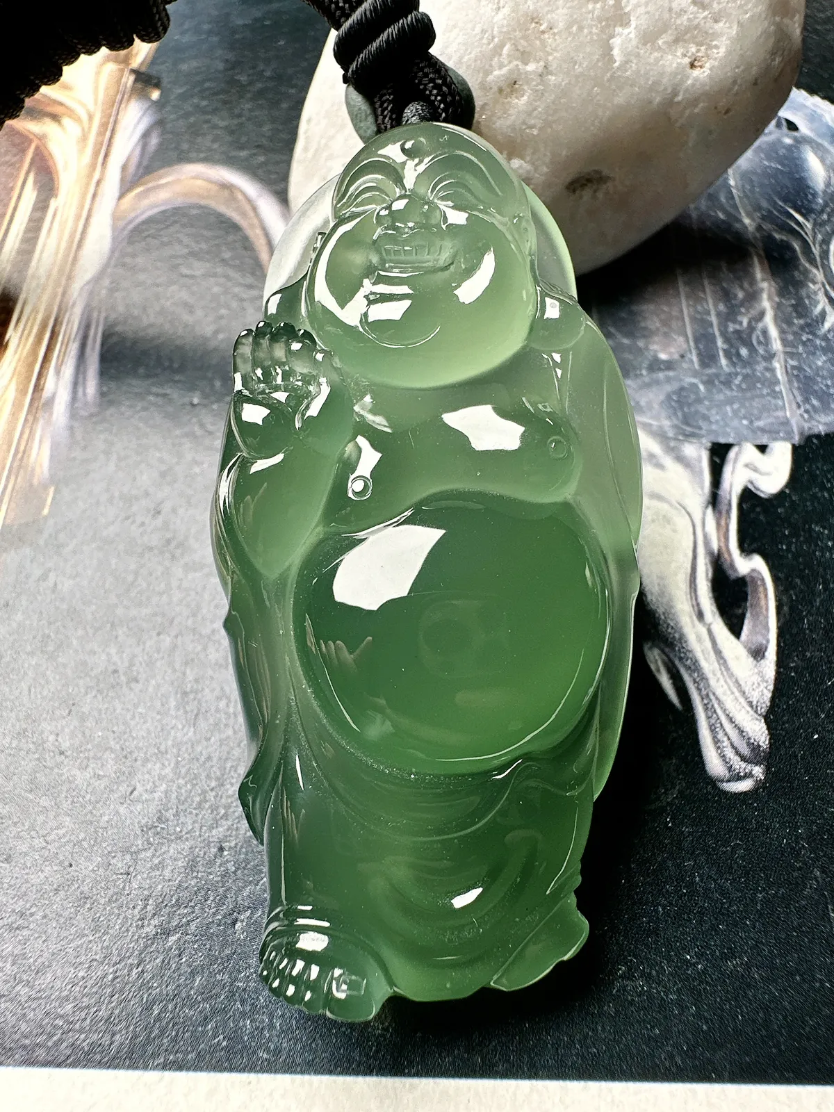 【玻璃种晴绿布袋佛】种水非常不错，冰润通透，细腻起强胶感，品质上佳。雕工精细生动，形态自然。色泽清新
