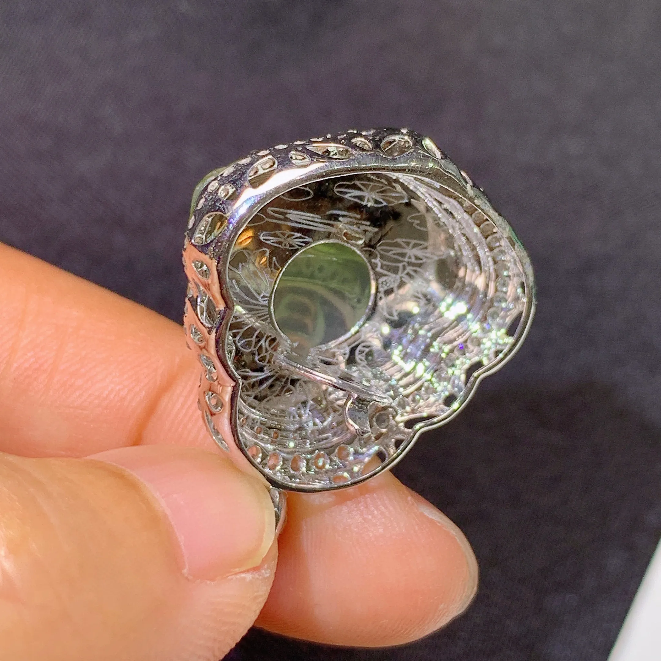 冰黄翡笑佛吊坠，18k金镶嵌，冰润色艳，品相饱满，种水足，整体尺寸29.5*22.5*8.7