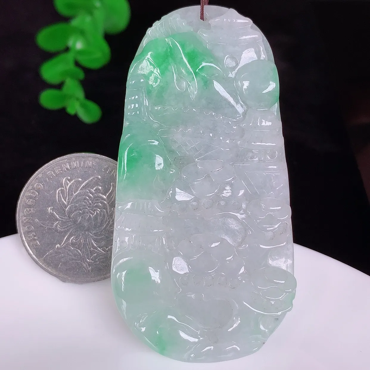 自然光实拍，大件冰润冰糯种飘阳绿翡翠山水牌吊坠，翡翠山水，立体生动形象，山水素材布局合理，意境感佳，佩戴上身效果更高贵 #46.17