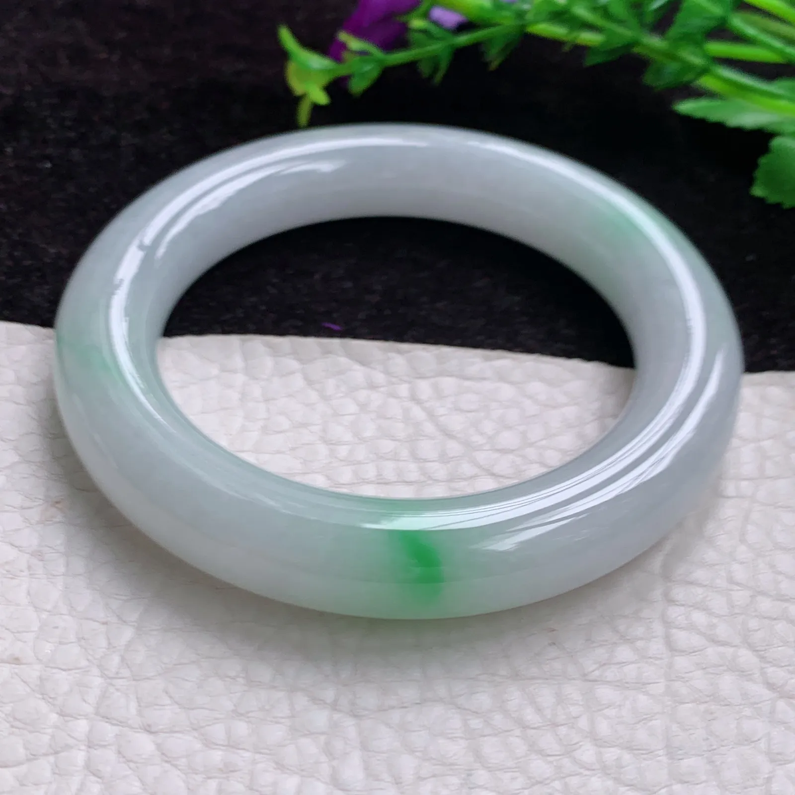sza实拍 胖圆镯 56.8*12缅甸翡翠胶感飘绿花圆条翡翠玉手镯 美人镯