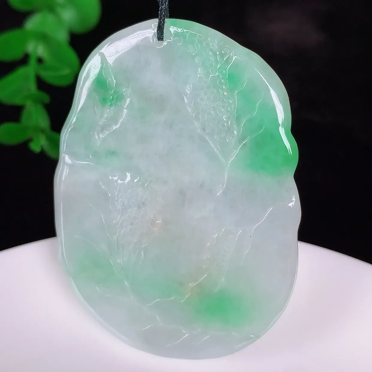 自然光实拍，冰润冰糯种飘绿翡翠生肖鼠吊坠，种老水足，翠色灵动，寓意美好，佩戴时尚出众！#36.17
