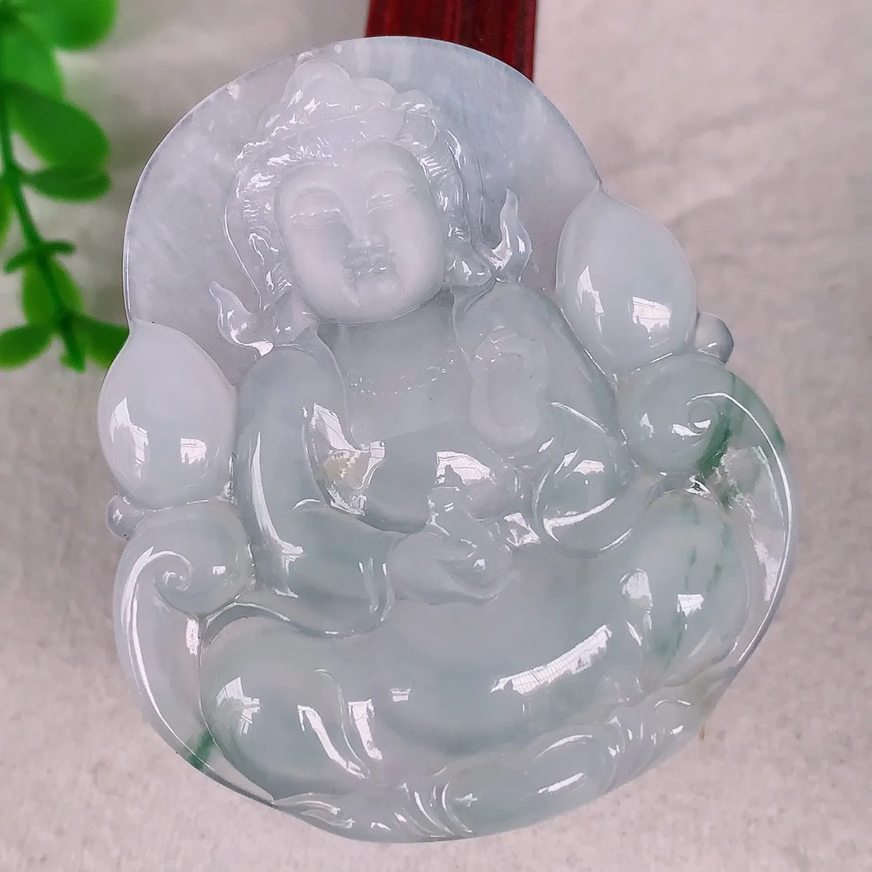 自然光实拍，冰种飘花翡翠观音吊坠，赐福翡翠观音，翠色迷人，观音面相端庄，佩戴时尚出众！#36.17