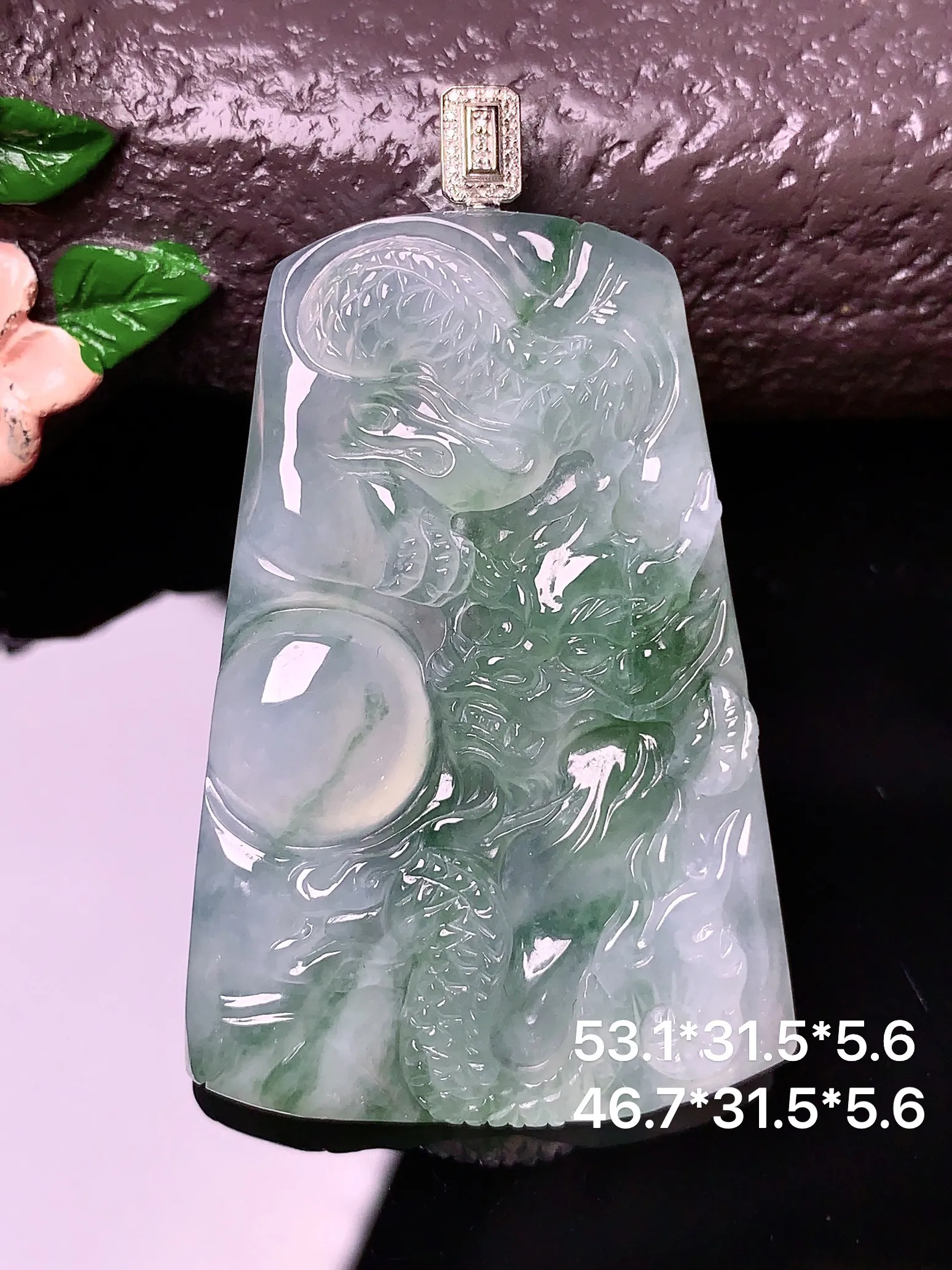 18k金钻镶嵌飘绿龙头牌吊坠 玉质细腻 色泽艳丽 整体尺寸53.1*31.5*5.6