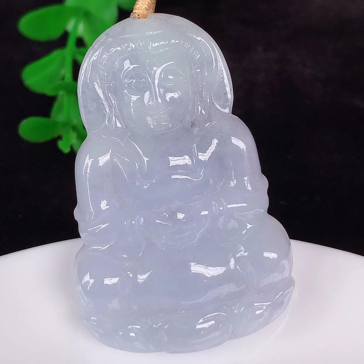 自然光实拍，冰糯种紫罗兰翡翠观音吊坠，赐福翡翠观音，翠色迷人，观音面相端庄，佩戴时尚出众！#35.17