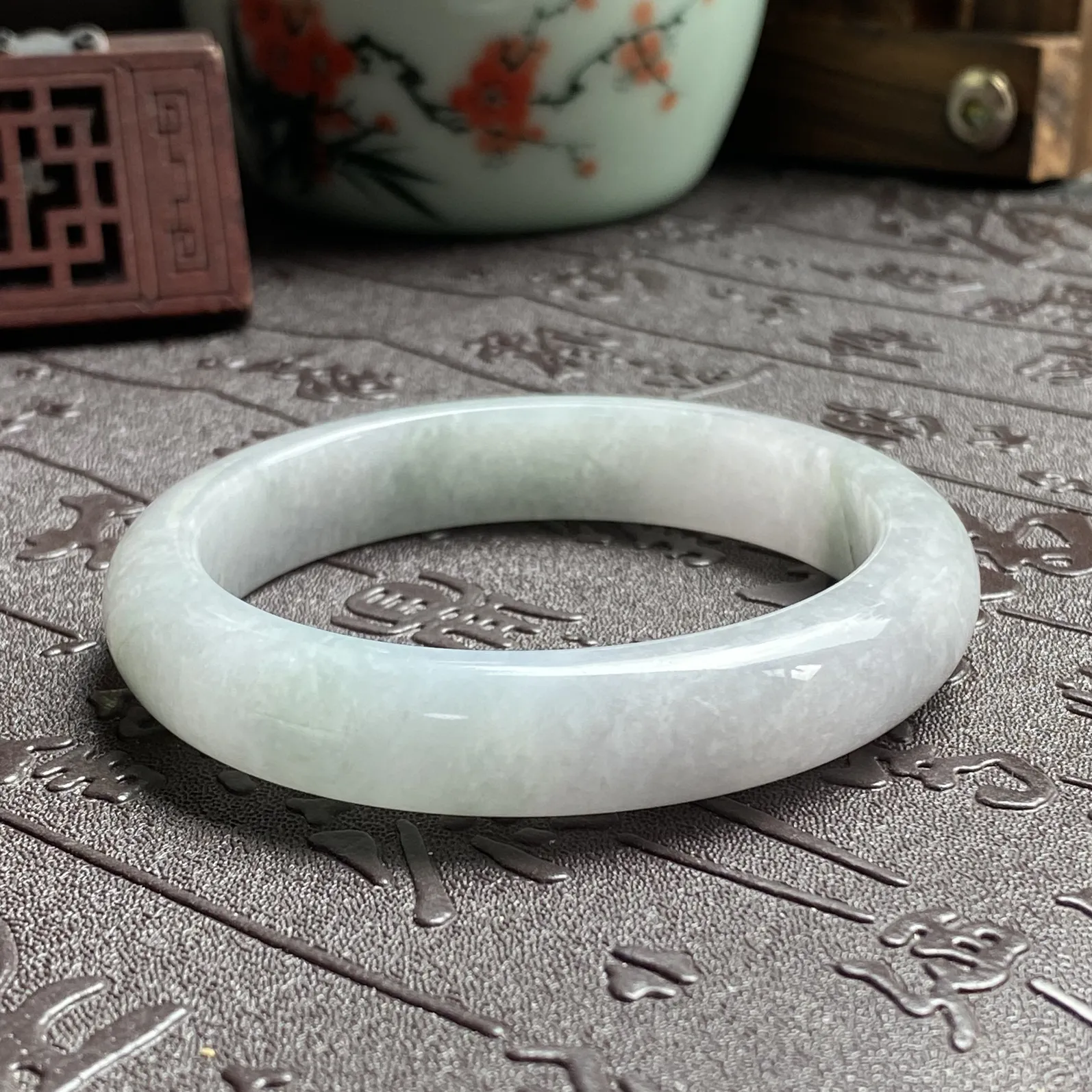 推荐【57圈淡春冰糯镯】淡淡的紫气发货淡淡的绿，种水好，带点冰感，石头天然形成过程中的石头纹理某个角度可见，无裂，不介意超值～～送镯心料龙牌