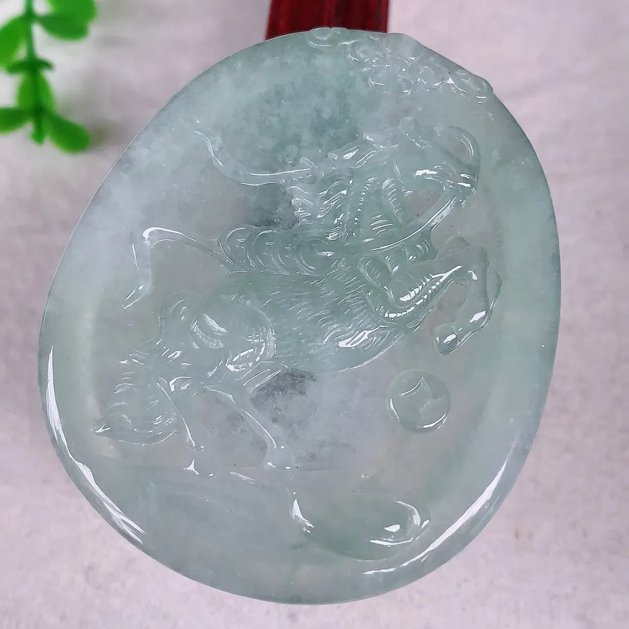 自然光实拍，冰润冰种翡翠生肖马吊坠，马上有钱，种老水足，翠色灵动，寓意美好，佩戴时尚出众！#36.17