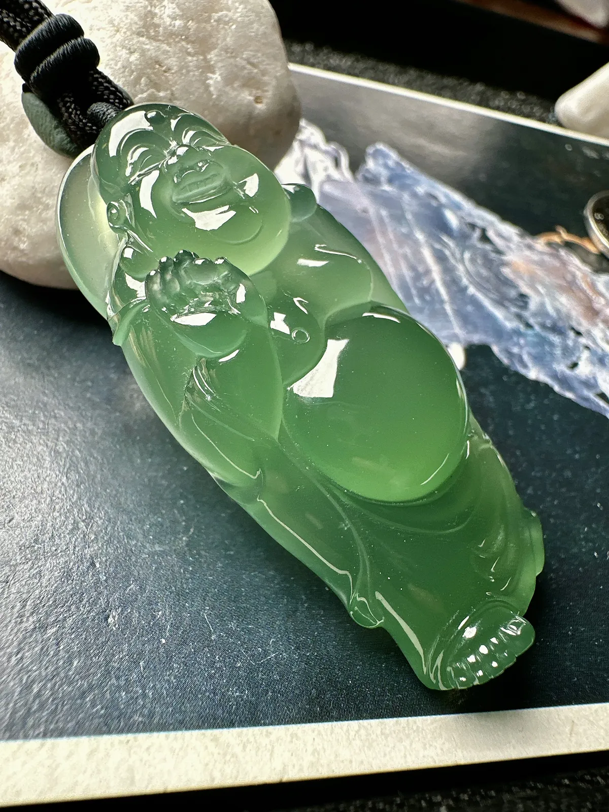 【玻璃种晴绿布袋佛】种水非常不错，冰润通透，细腻起强胶感，品质上佳。雕工精细生动，形态自然。色泽清新素雅，品相上乘，种水色俱佳，很适合收藏佩戴，推荐入手。