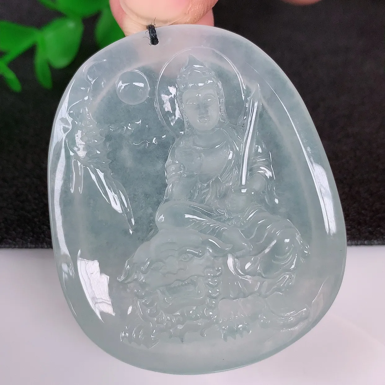 自然光实拍，冰种翡翠普贤菩萨吊坠，赐福翡翠观音，翠色迷人，观音面相端庄，佩戴时尚出众！#36.17