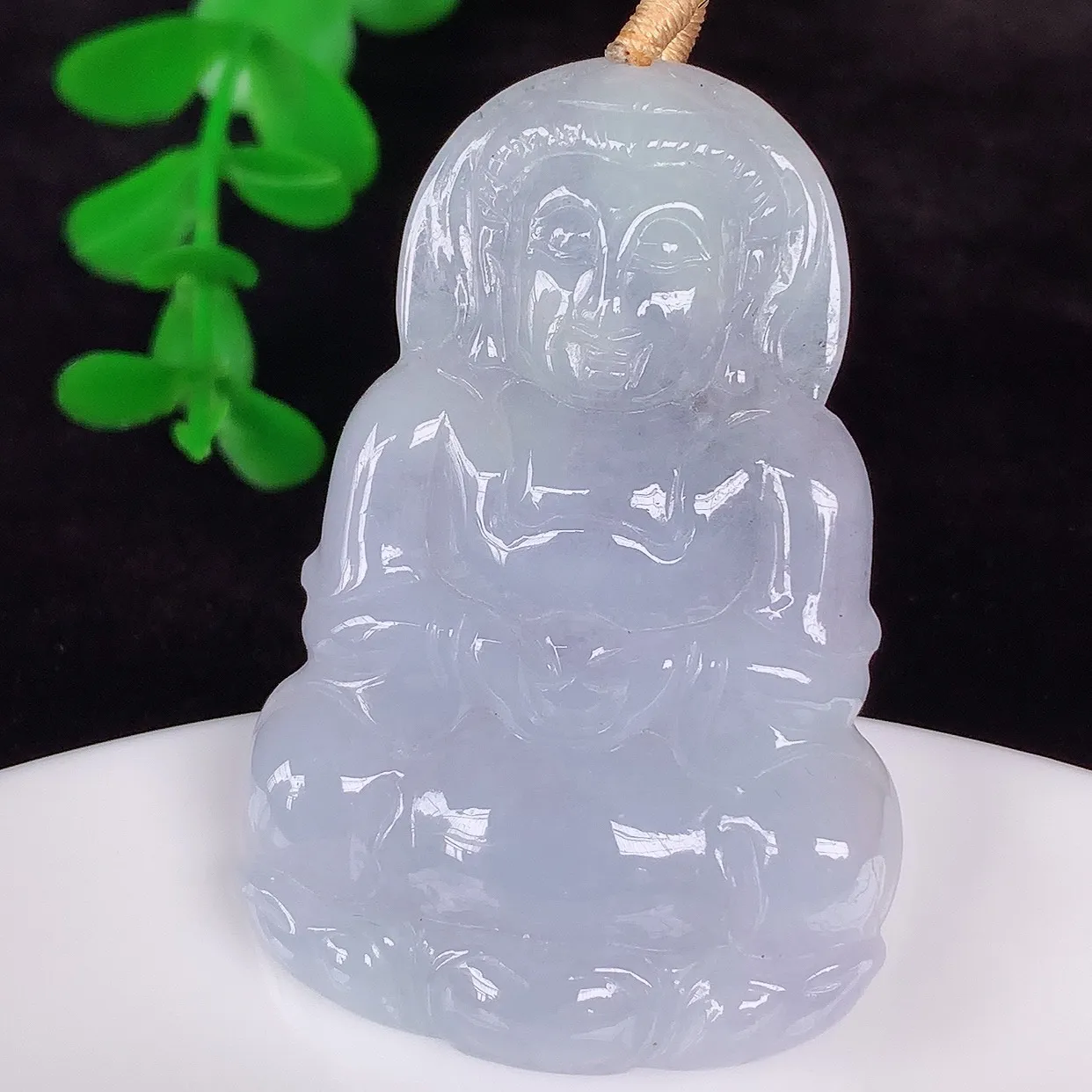 自然光实拍，冰糯种紫罗兰翡翠观音吊坠，赐福翡翠观音，翠色迷人，观音面相端庄，佩戴时尚出众！#35.1