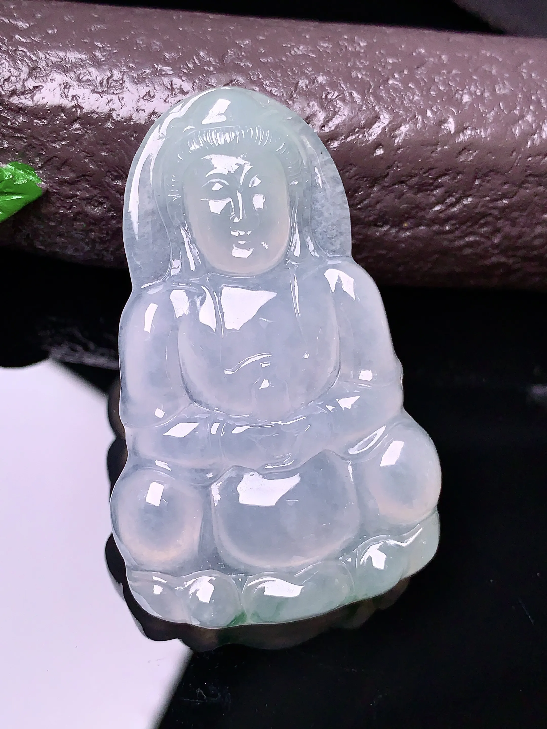 冰种飘绿观音菩萨吊坠 玉质细腻 色泽艳丽 整体尺寸49*30.8*5.8