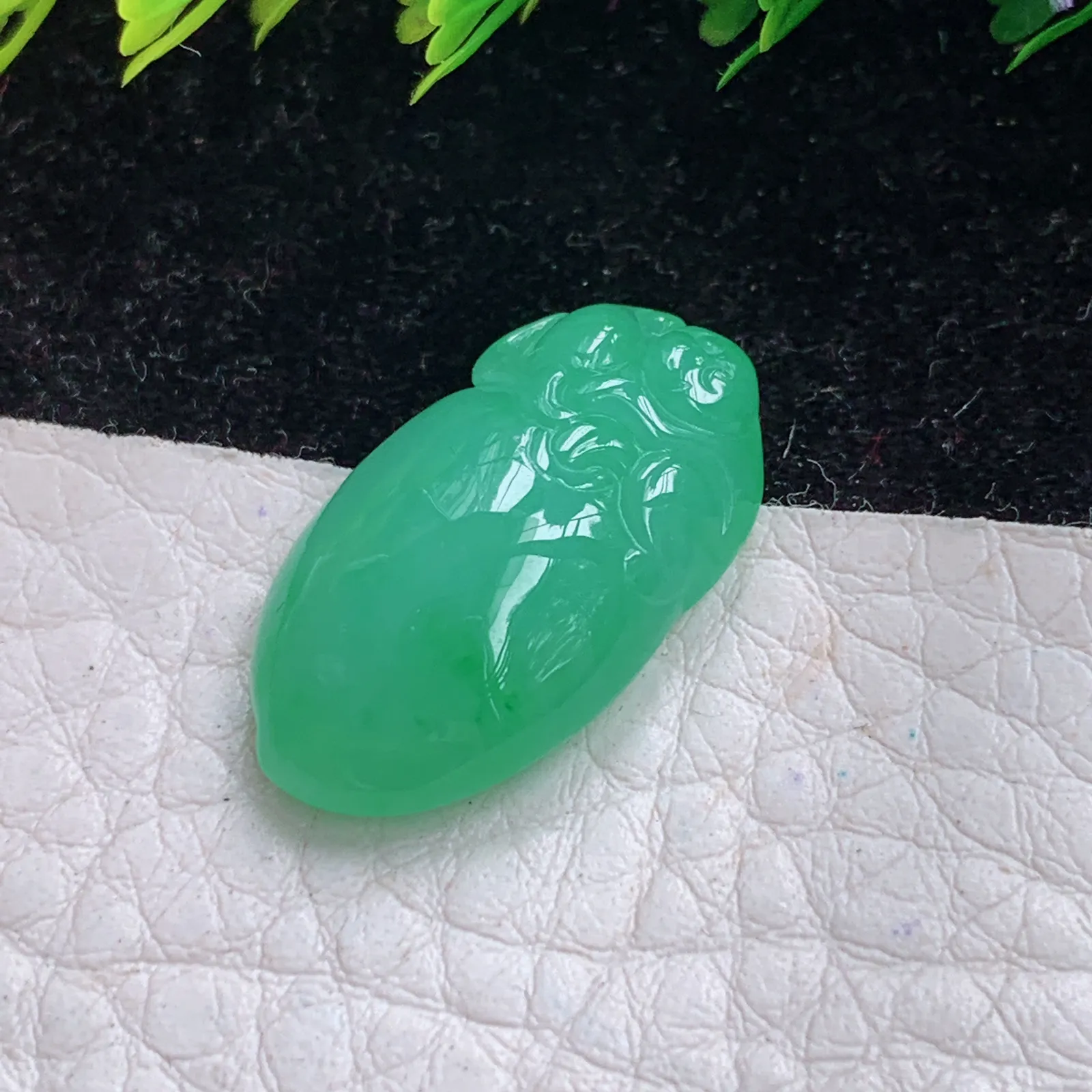 lz实拍22*13*7.2缅甸A货翡翠满绿冰胶饱满灵猴抱寿桃 生肖玉猴子玉吊坠 玉挂件