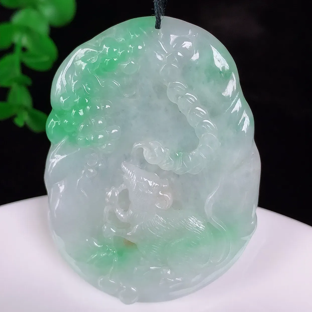 自然光实拍，冰润冰糯种飘绿翡翠生肖鼠吊坠，种老水足，翠色灵动，寓意美好，佩戴时尚出众！#36.17