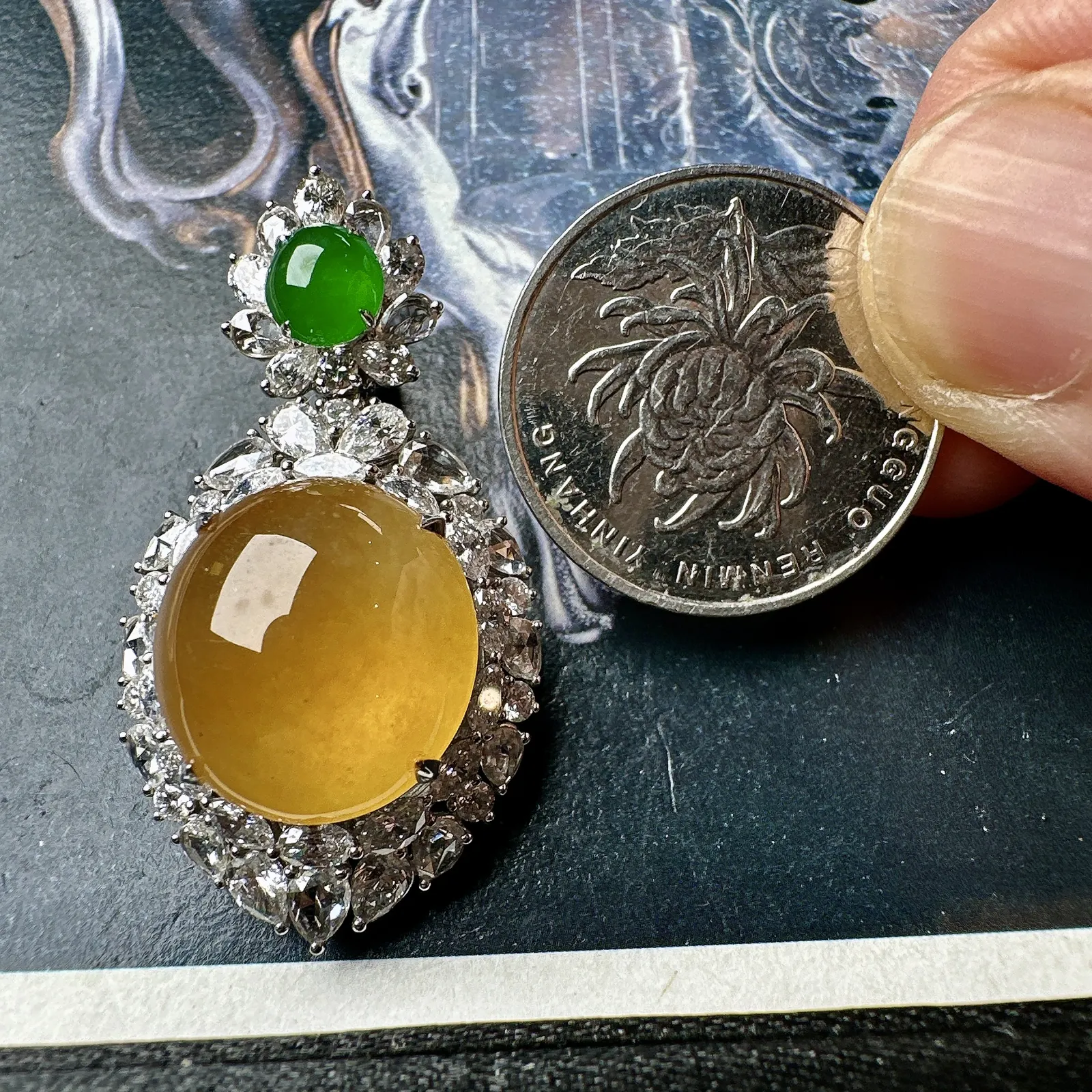 【冰种黄翡蛋面吊坠】质地细腻起胶，起强荧光，冰润十足，18k金钻镶嵌，裸石尺寸16.5*15.3*6.1毫米
