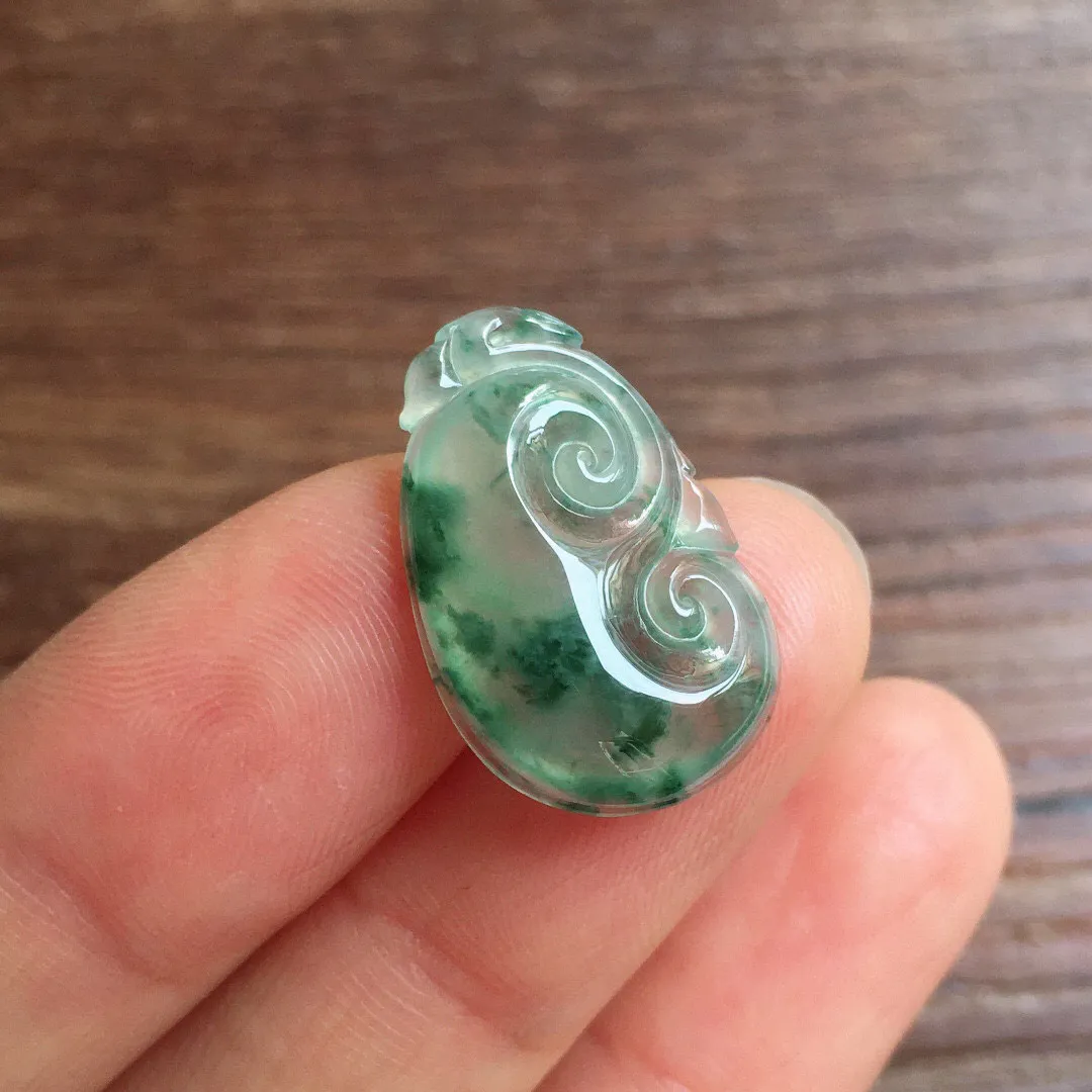 冰飘花如意，冰润光泽，玉质细腻，种水足，整体尺寸21.8*14*4.3