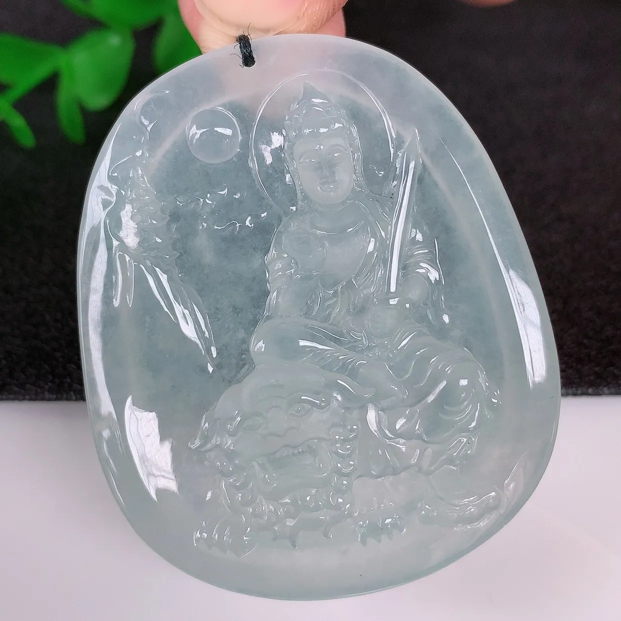 自然光实拍，冰种翡翠普贤菩萨吊坠，赐福翡翠观音，翠色迷人，观音面相端庄，佩戴时尚出众！#36.17
