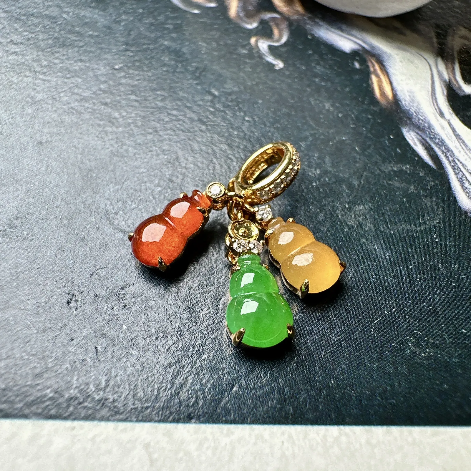 【冰种三彩葫芦小滴流】流行扣款，多种佩戴搭配，冰感十足，晶莹透亮，18K金钻镶嵌，其中一件裸石尺寸6.7*4.8*2.6毫米