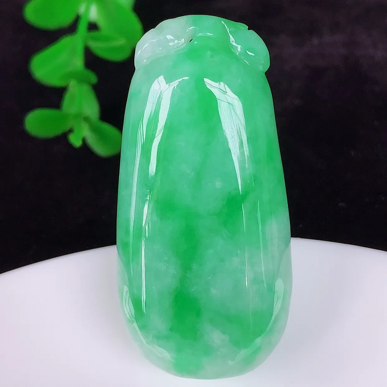 自然光实拍，厚装冰润冰糯种飘阳绿翡翠招财福瓜吊坠，翡翠福瓜招财瓜，冰润且起胶感，佩戴效果优雅迷人！#47.17