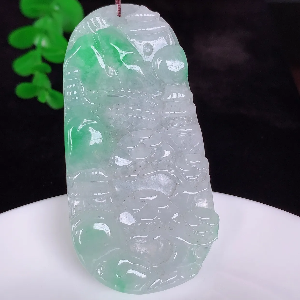 自然光实拍，大件冰润冰糯种飘阳绿翡翠山水牌吊坠，翡翠山水，立体生动形象，山水素材布局合理，意境感佳，佩戴上身效果更高贵 #46.17