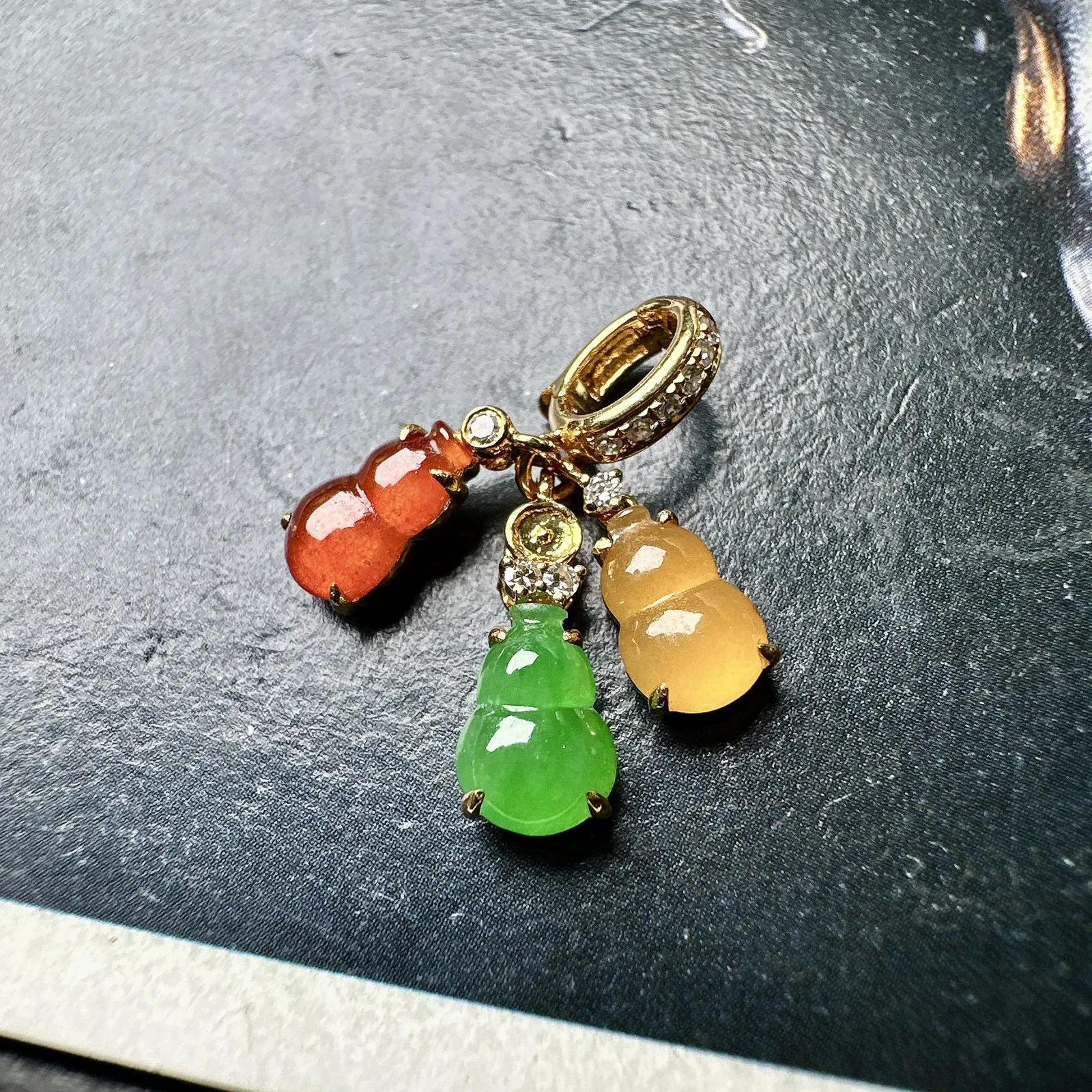 【冰种三彩葫芦小滴流】流行扣款，多种佩戴搭配，冰感十足，晶莹透亮，18K金钻镶嵌，其中一件裸石尺寸6.7*4.8*2.6毫米