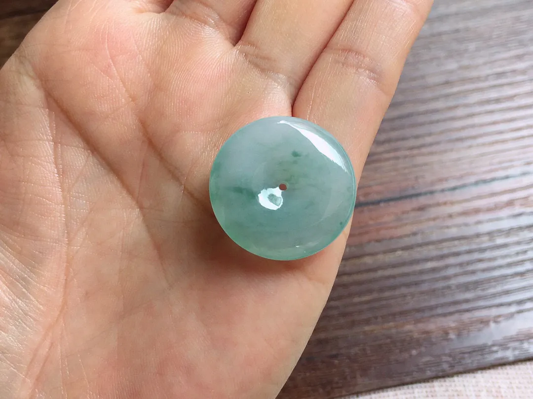 冰飘花平安扣，冰润光泽，玉质细腻，种水足，整体尺寸23.8*4.9
