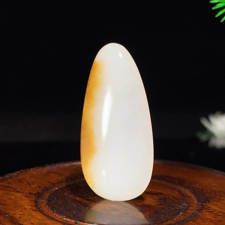 新疆且末糖水滴挂件。尺寸46/22/9重14克。白度一级。玉质细腻油润。手推出油。佩戴高端典雅。ltz250517
