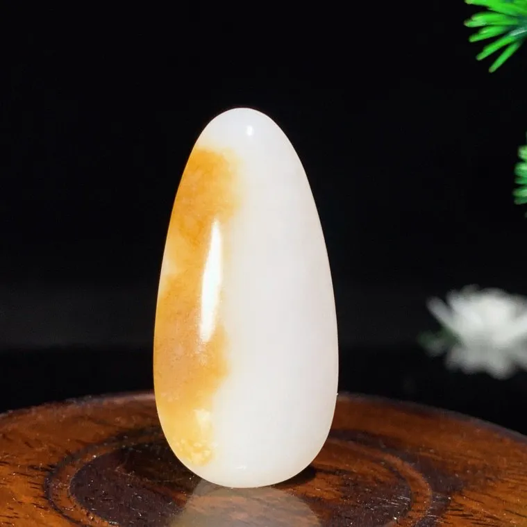 新疆且末糖水滴挂件。尺寸46/22/9重14克。白度一级。玉质细腻油润。手推出油。佩戴高端典雅。lt