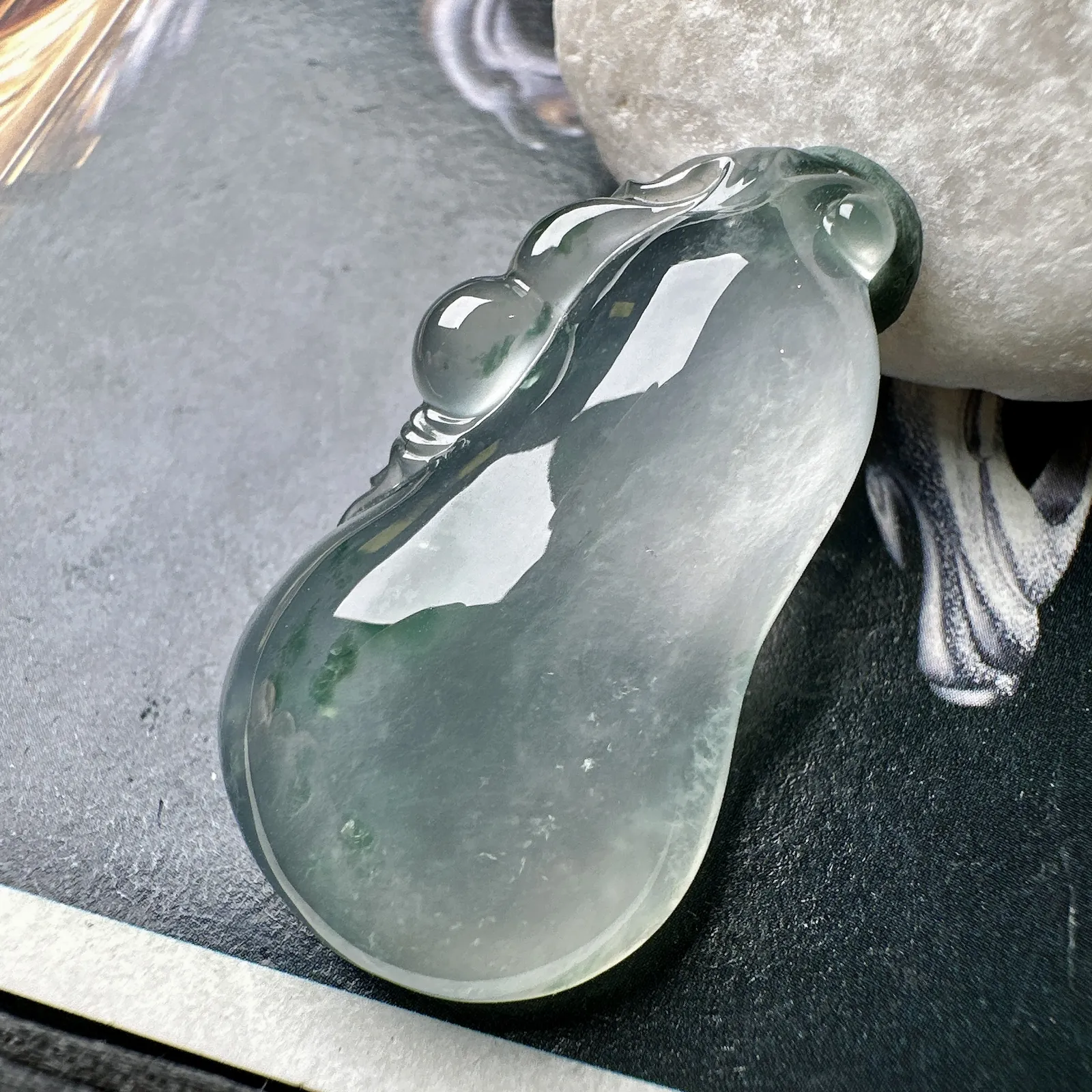 【玻璃种飘花葫芦吊坠】质地非常细腻，通透度很好，起刚起荧光