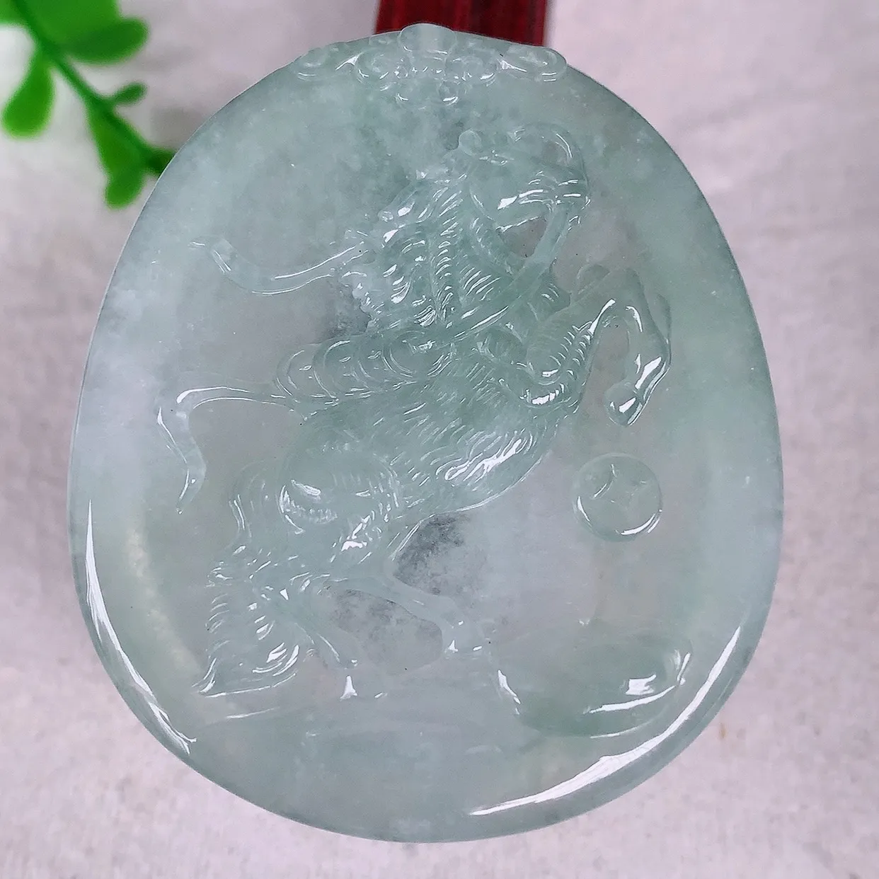 自然光实拍，冰润冰种翡翠生肖马吊坠，马上有钱，种老水足，翠色灵动，寓意美好，佩戴时尚出众！#36.17