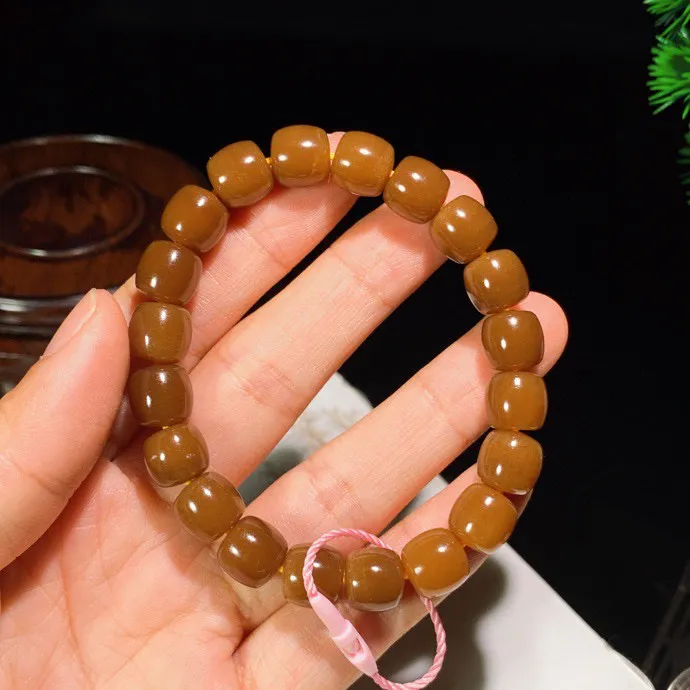 新疆且末糖全糖直切老型珠手串。尺寸9/10重32.5克。玉质细腻油润。手推出油。品相大气。ltz250517