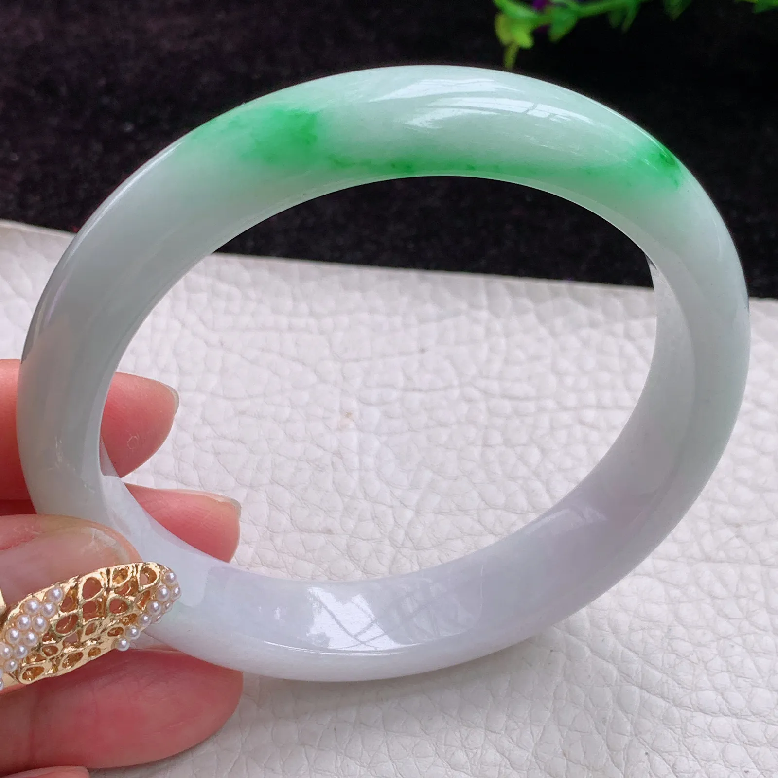 blm实拍 大圈口63*13*8缅甸翡翠胶感飘阳绿大气气百搭正圈翡翠玉手镯 平安镯