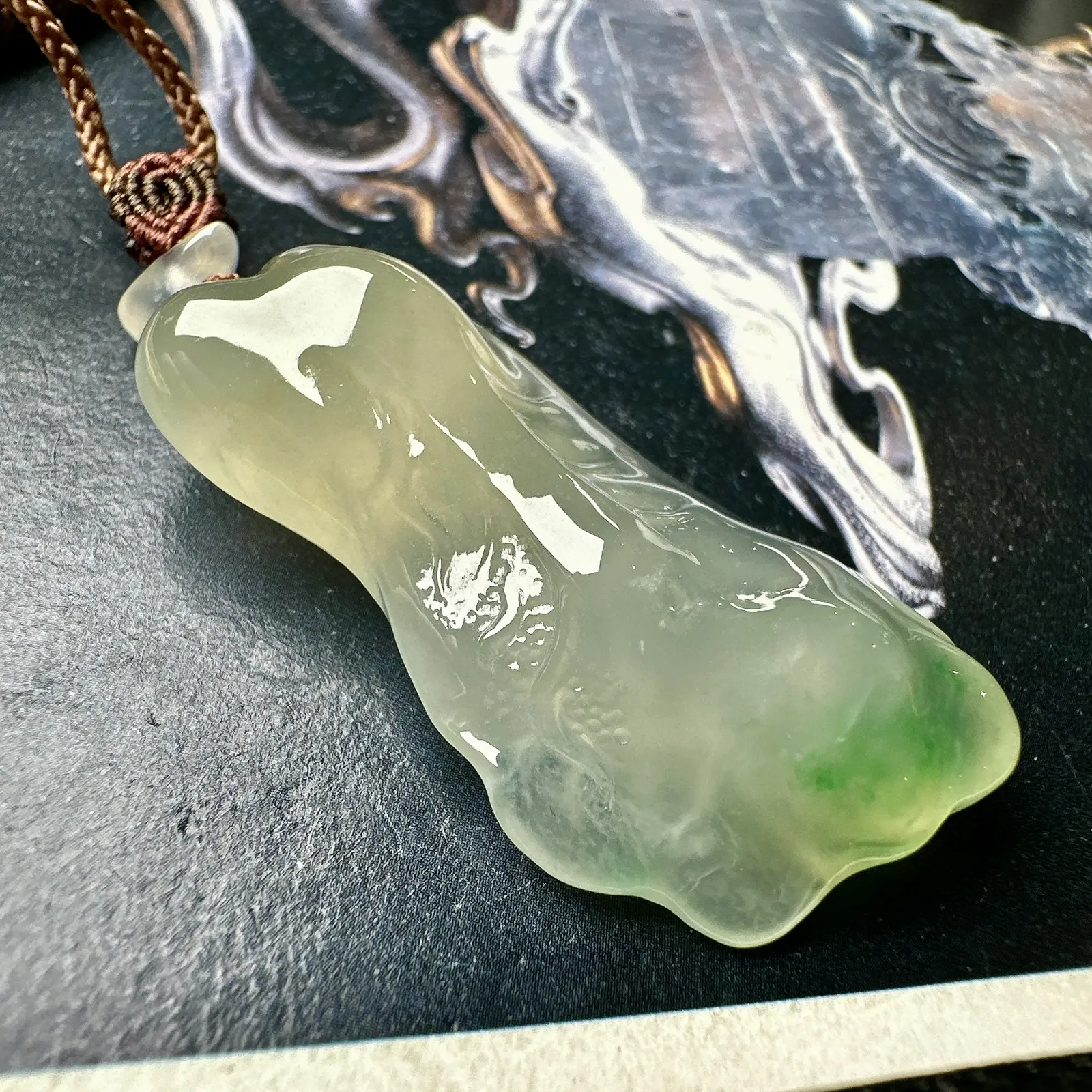 【冰种黄加绿随形白菜】特色件，招财神器，质地细腻，水润感好，雕琢非常精细