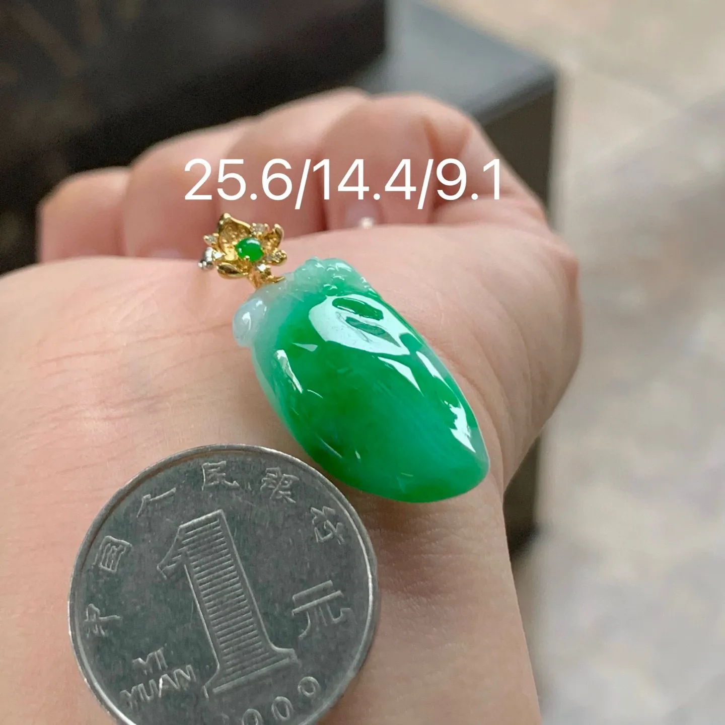 辣绿福瓜
玉质细腻 金扣