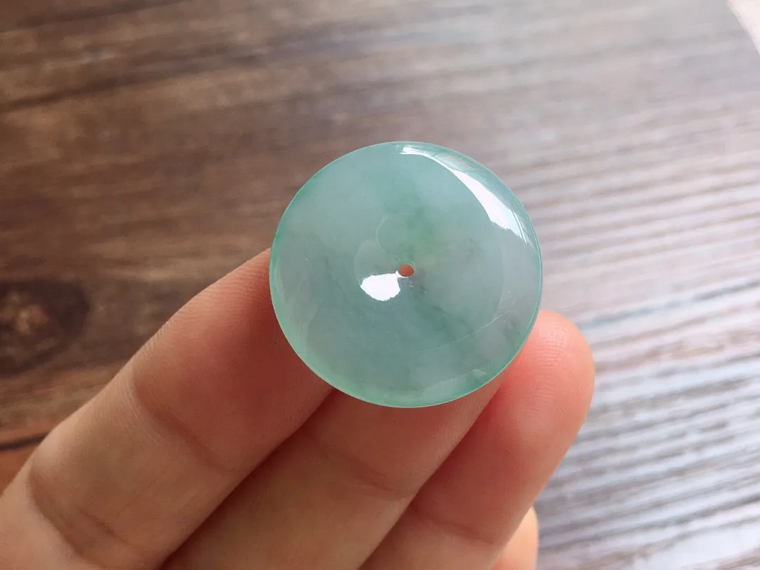 冰飘花平安扣，冰润光泽，玉质细腻，种水足，整体尺寸23.8*4.9