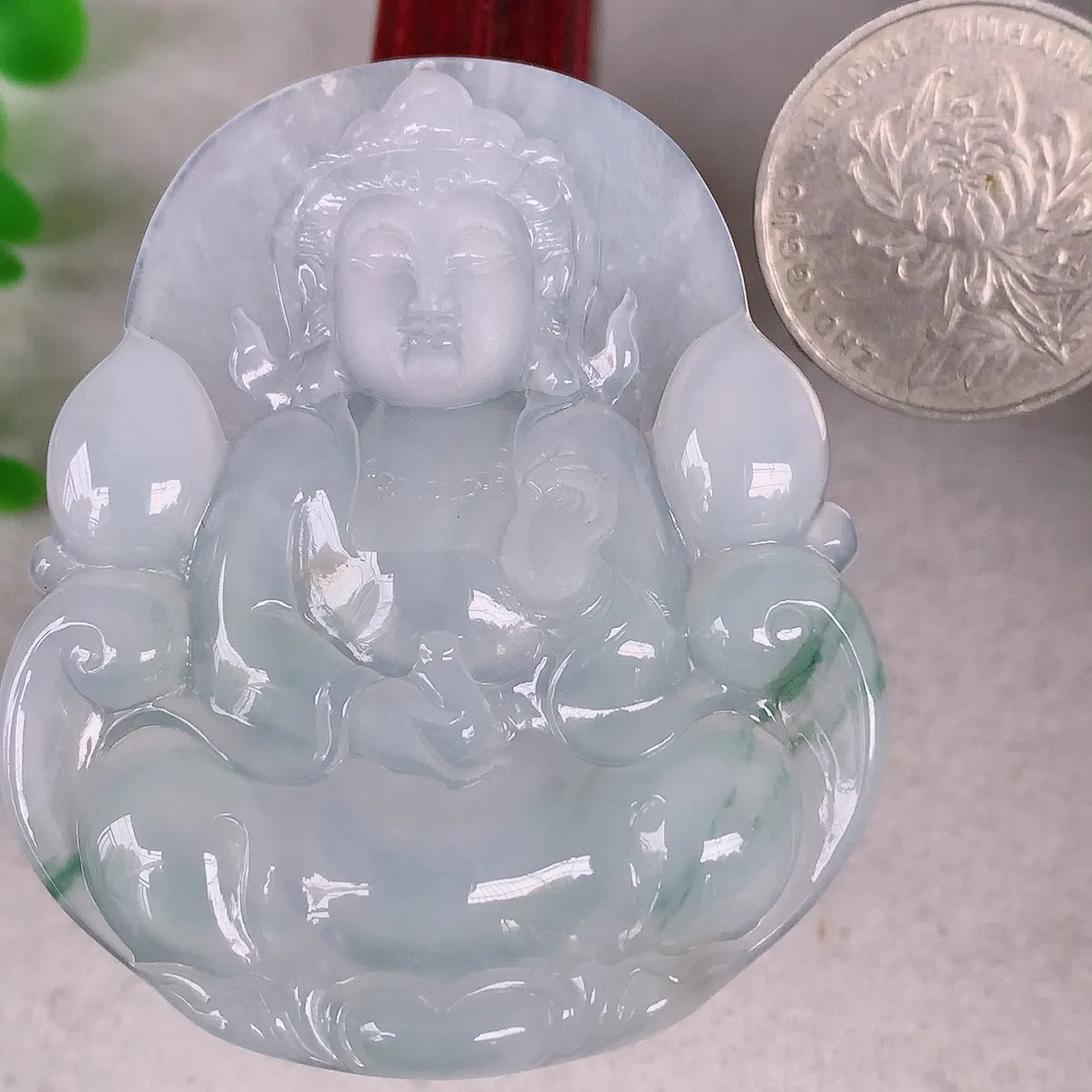 自然光实拍，冰种飘花翡翠观音吊坠，赐福翡翠观音，翠色迷人，观音面相端庄，佩戴时尚出众！#36.17