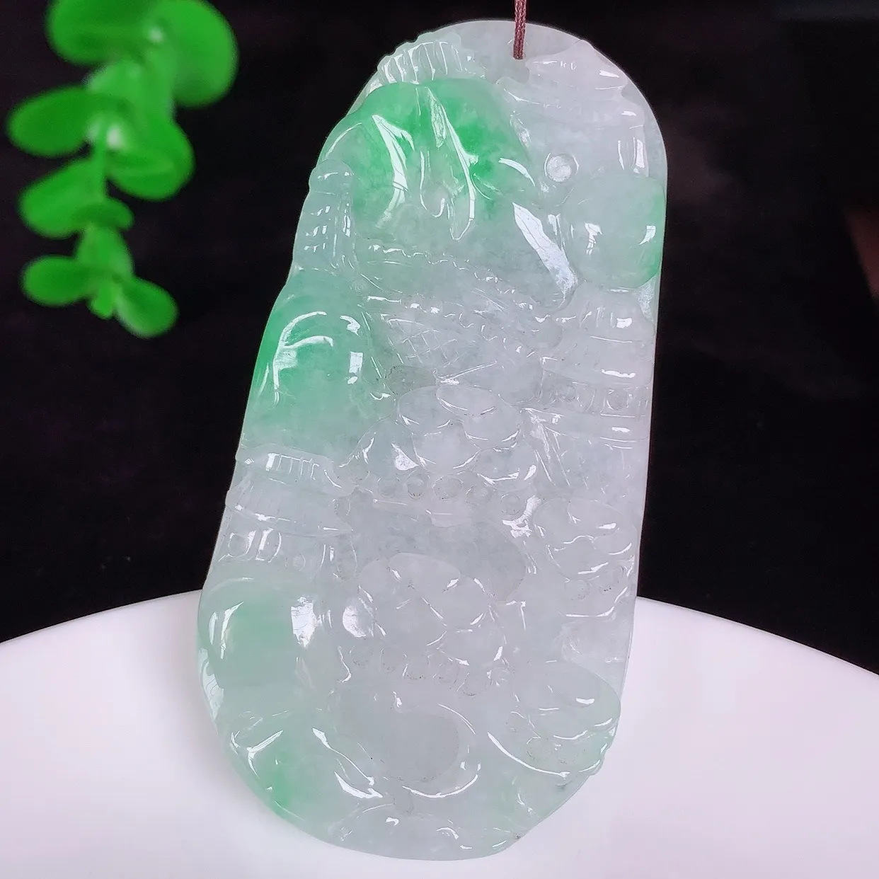 自然光实拍，大件冰润冰糯种飘阳绿翡翠山水牌吊坠，翡翠山水，立体生动形象，山水素材布局合理，意境感佳，