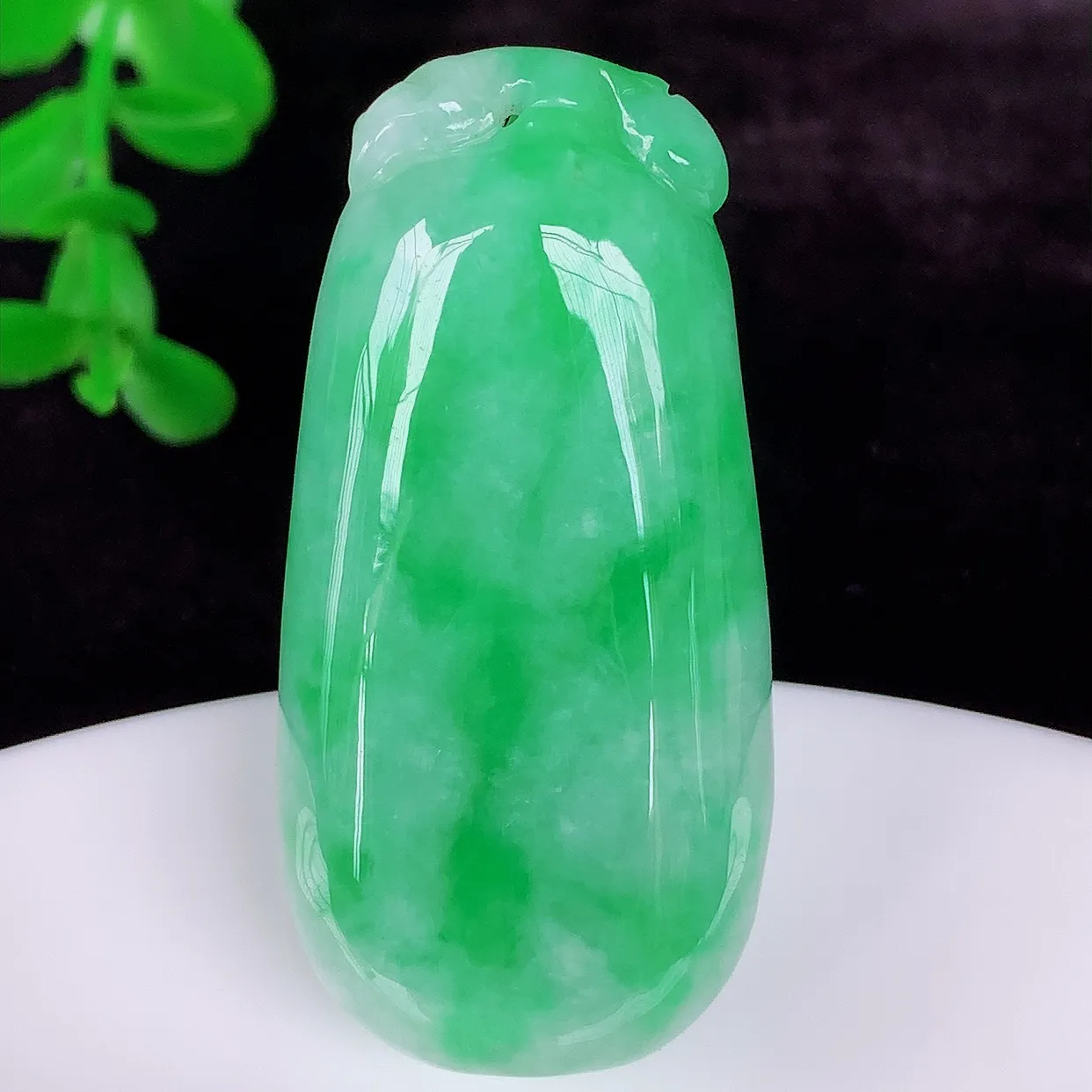 自然光实拍，厚装冰润冰糯种飘阳绿翡翠招财福瓜吊坠，翡翠福瓜招财瓜，冰润且起胶感，佩戴效果优雅迷人！#