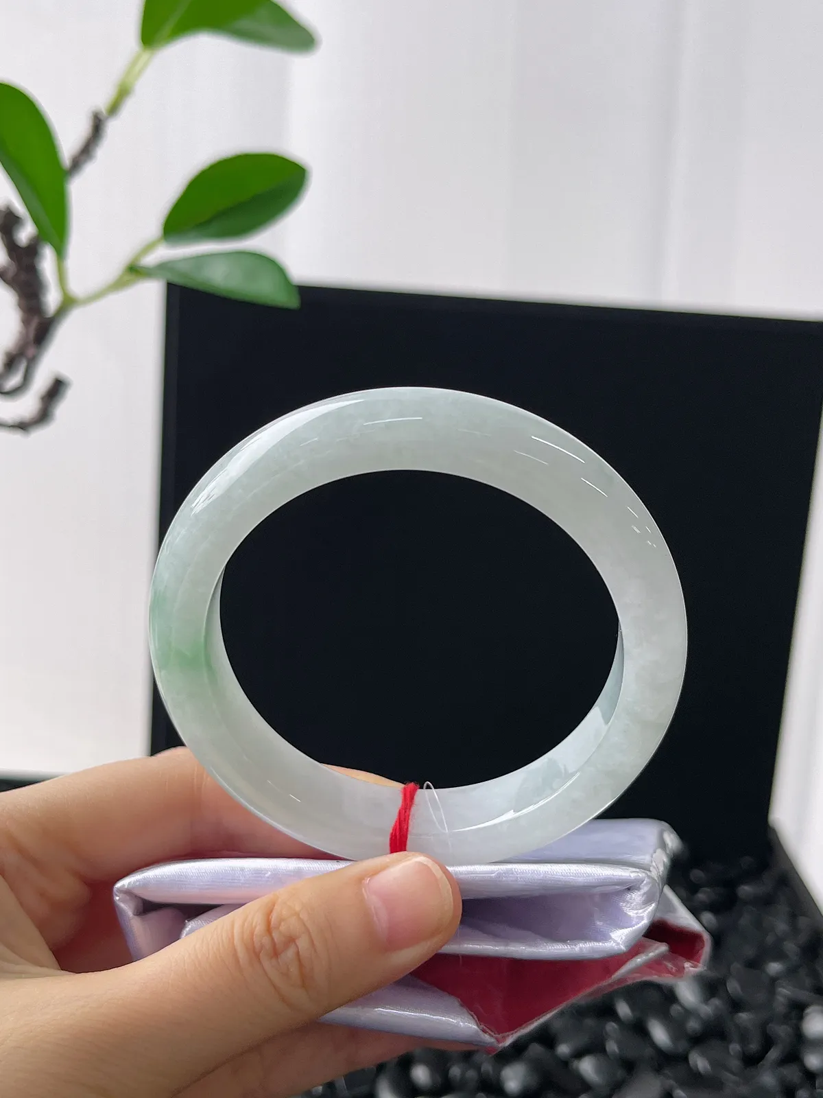正圈56.5圈口，翡翠糯化种飘绿手镯