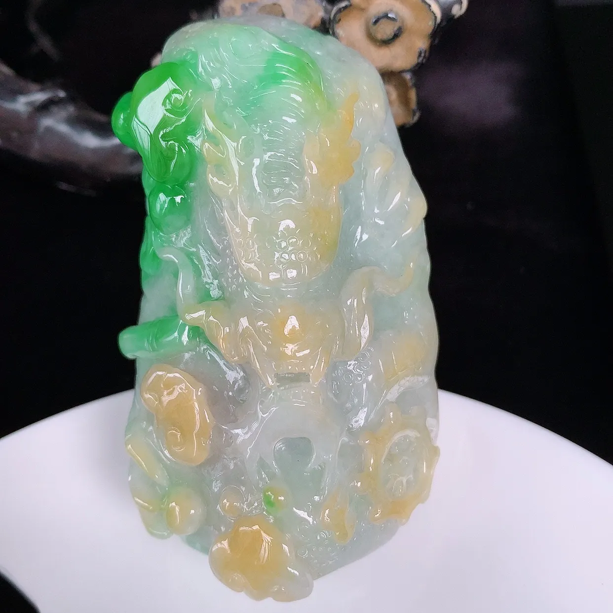 自然光实拍，大件厚装冰糯种双彩黄加绿翡翠精雕龙腾盛世、龙牌吊坠，种水好 雕工立体精致，佩戴霸气时尚！