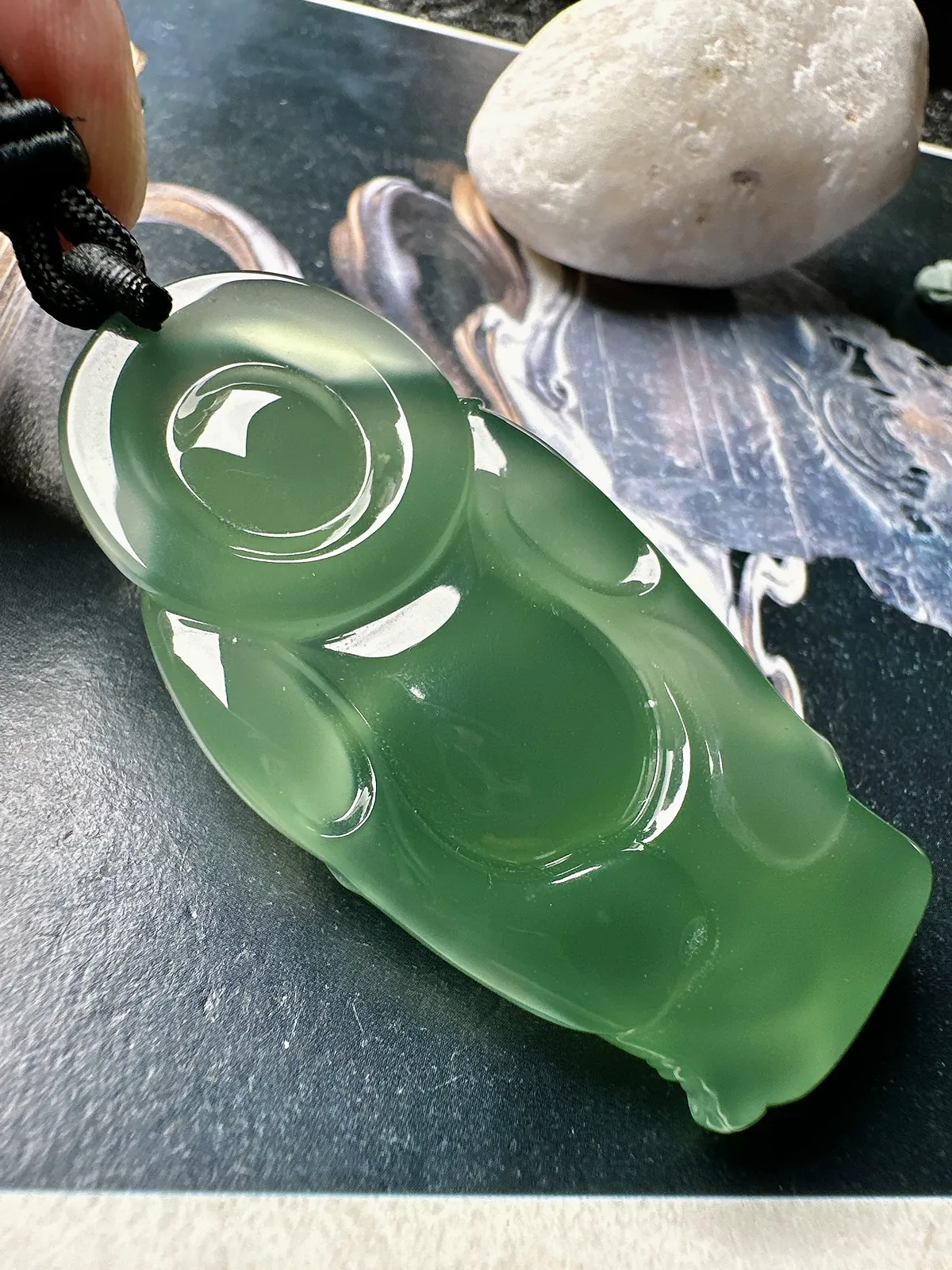 【玻璃种晴绿布袋佛】种水非常不错，冰润通透，细腻起强胶感，品质上佳。雕工精细生动，形态自然。色泽清新素雅，品相上乘，种水色俱佳，很适合收藏佩戴，推荐入手。