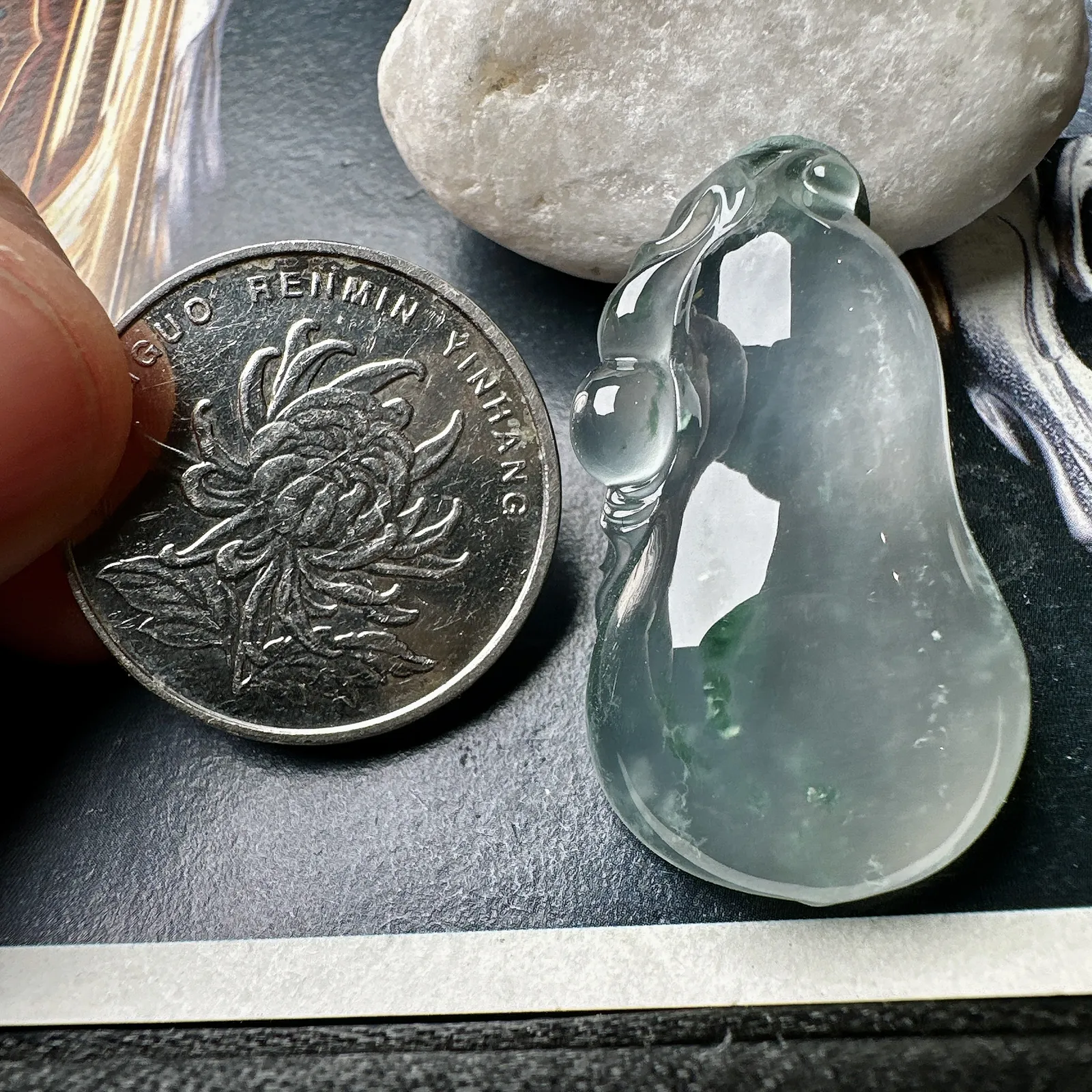 【玻璃种飘花葫芦吊坠】质地非常细腻，通透度很好，起刚起荧光