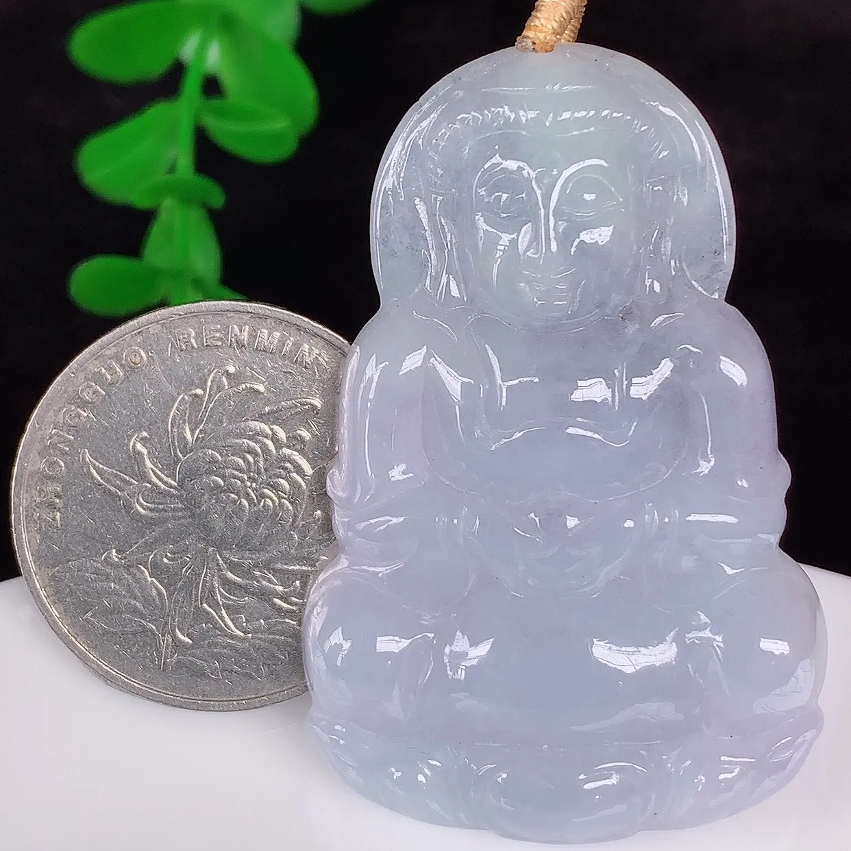 自然光实拍，冰糯种紫罗兰翡翠观音吊坠，赐福翡翠观音，翠色迷人，观音面相端庄，佩戴时尚出众！#35.17
