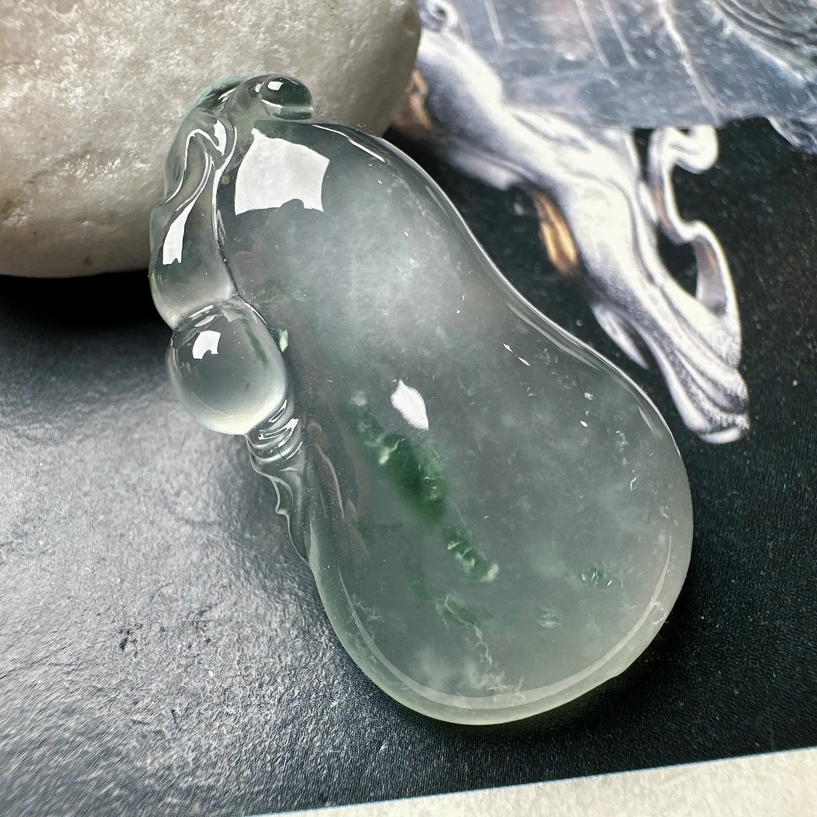 【玻璃种飘花葫芦吊坠】质地非常细腻，通透度很好，起刚起荧光