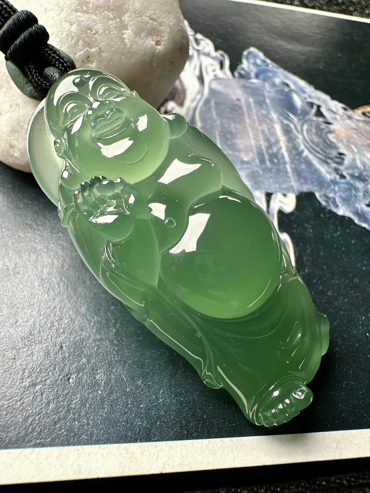 【玻璃种晴绿布袋佛】种水非常不错，冰润通透，细腻起强胶感，品质上佳。雕工精细生动，形态自然。色泽清新