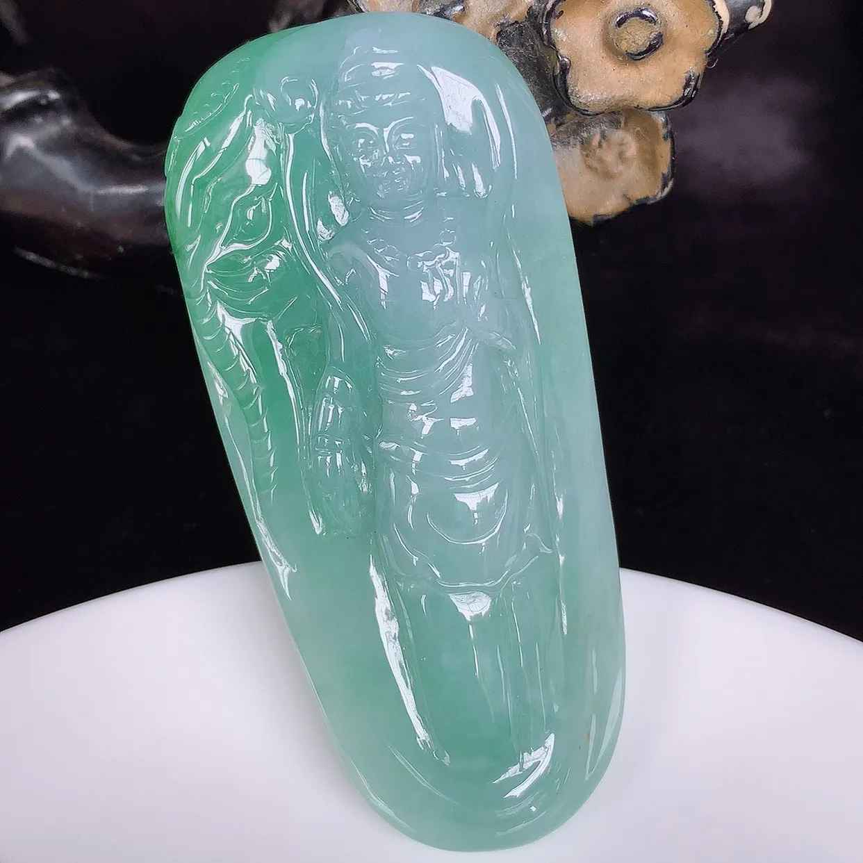 自然光实拍，大件厚装冰润冰糯种淡春彩翡翠正装观音吊坠，赐福翡翠观音，翠色迷人，观音面相端庄，佩戴时尚出众！#01.17