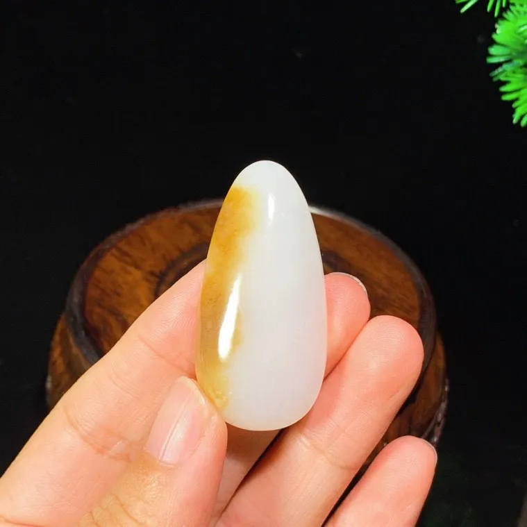新疆且末糖水滴挂件。尺寸46/22/9重14克。白度一级。玉质细腻油润。手推出油。佩戴高端典雅。ltz250517
