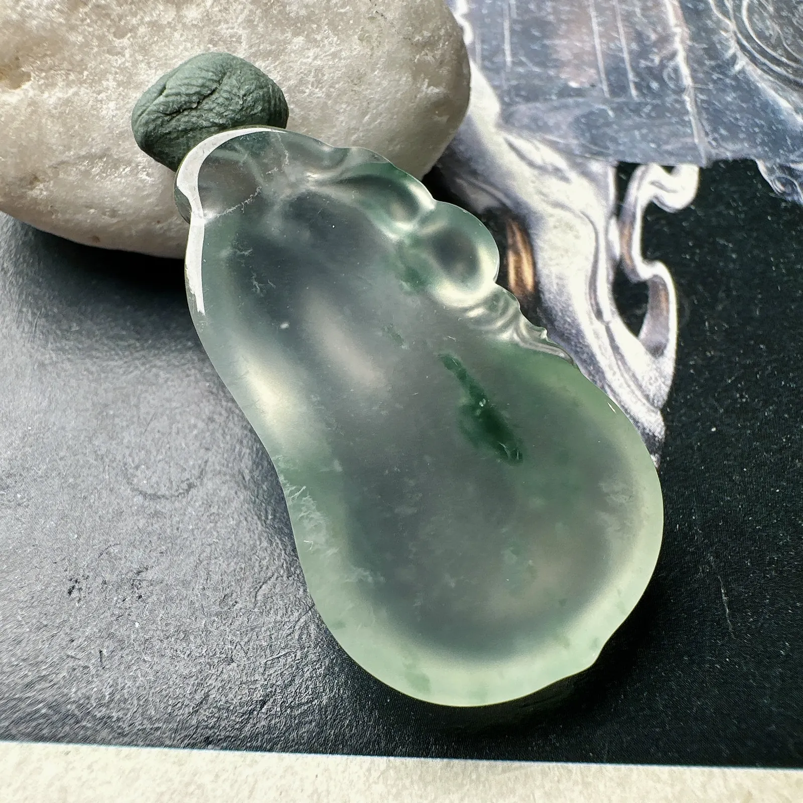 【玻璃种飘花葫芦吊坠】质地非常细腻，通透度很好，起刚起荧光