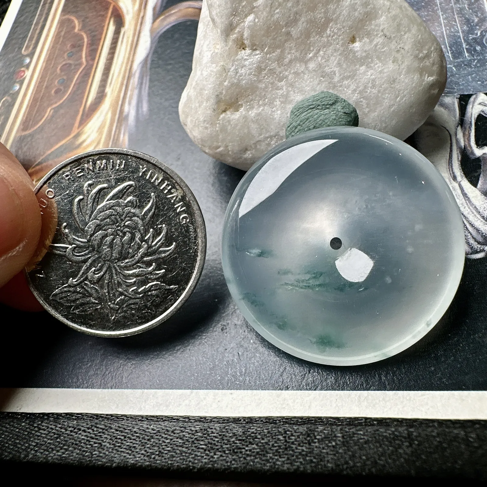 【冰种飘花平安扣】质地非常细腻，冰润十足，种老冰透，荧光闪耀。