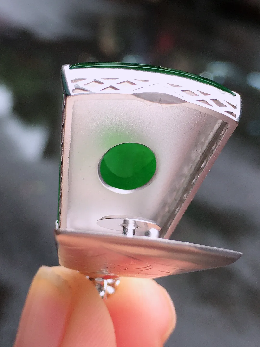 阳绿无事牌吊坠，色泽均匀艳丽，玉质细腻，荧光感超
强，饱满水润，气质满满。18k
金豪华镶嵌